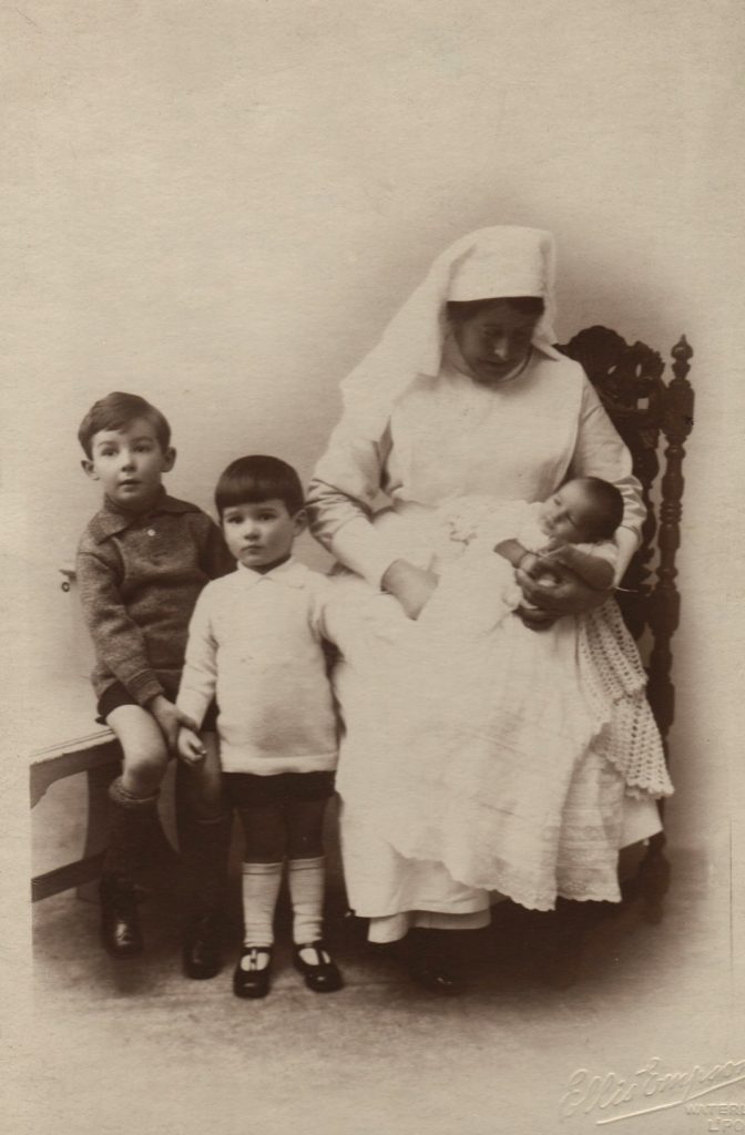 11-Raymond_Vernon_and_baby_xmas_1924-672x1024