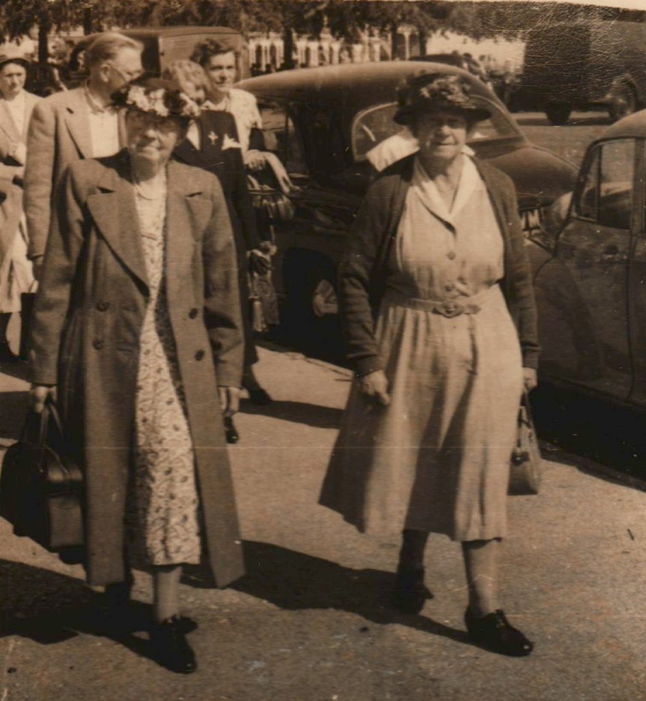 6-SaraCropperOutdoors-944x1024