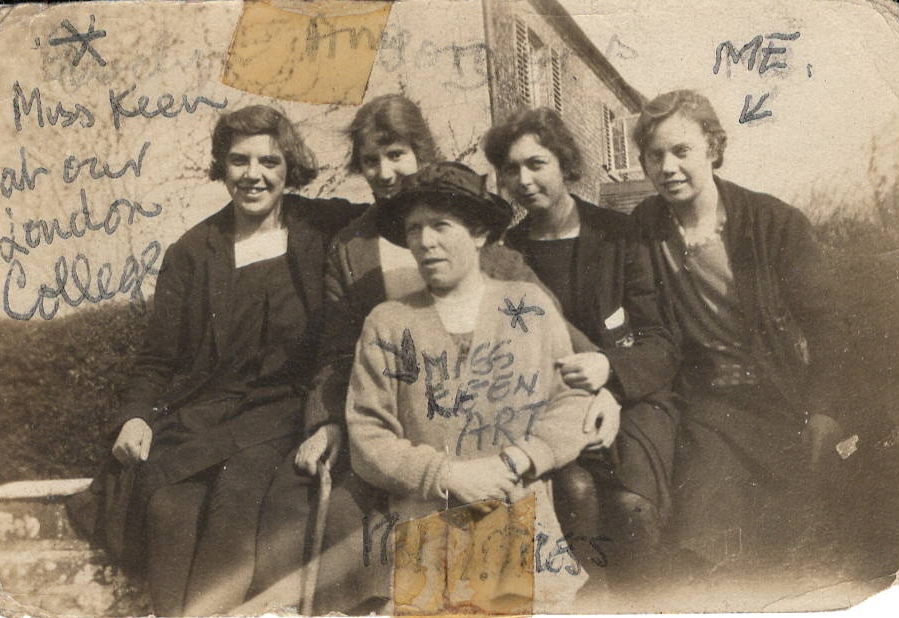Edna_Rothwell_with_college_friends_1924