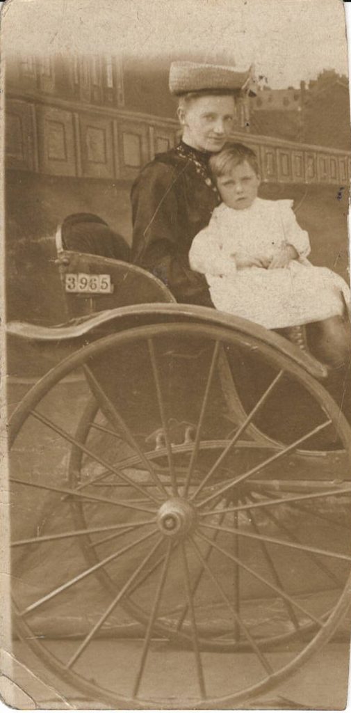 Florence_Alice_Rothwell_with_one_of_her_daughters_-505x1024