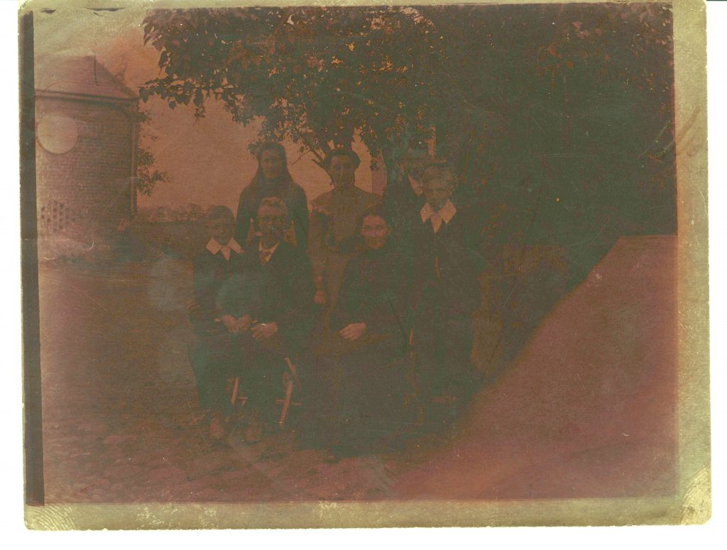 PhotoUnknownFamily-1024x775